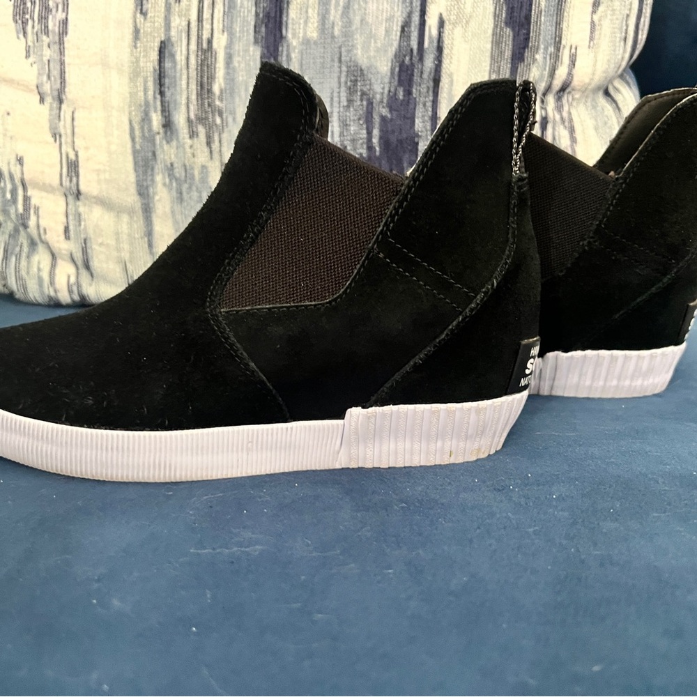 Black Sorel booties size 8.5 cute comfy